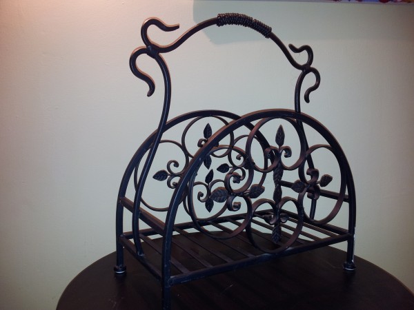 מתקן לעיתונים מברזל