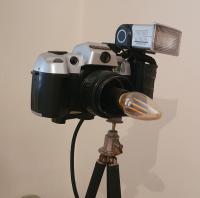 מנורת רצפה עשוי החצובה ומצלמה וינטג'