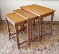 3 שולחנות קטנים מדורגים
