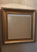 מראה מרובעת עם מסגרת עץ בצבע ברונזה