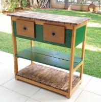 שידה כפרית מעץ מלא בצבע ירוק וחום